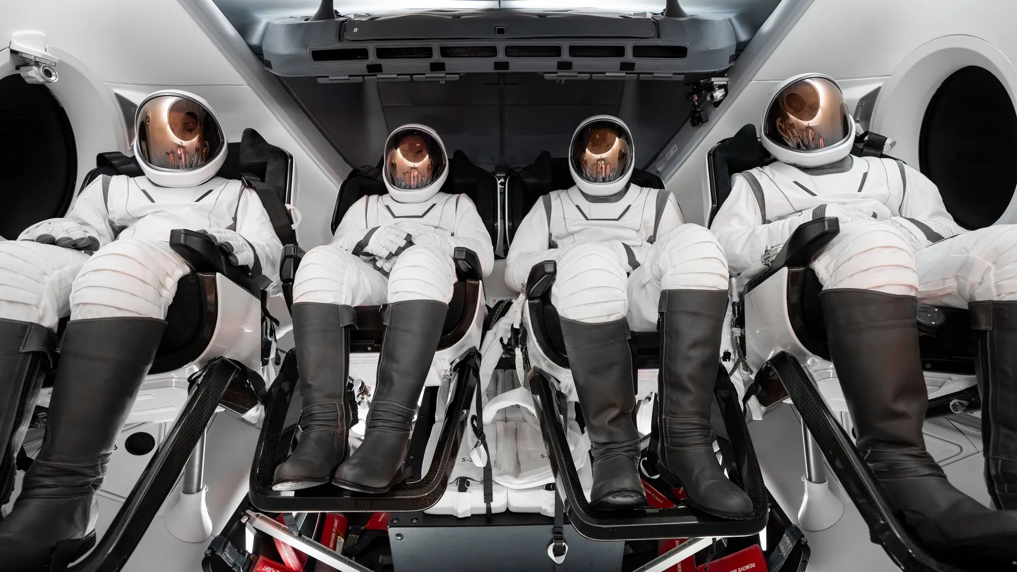 ポラリス・ドーンのミッションが近づく中、SpaceXがEVAスーツのデザインを発表