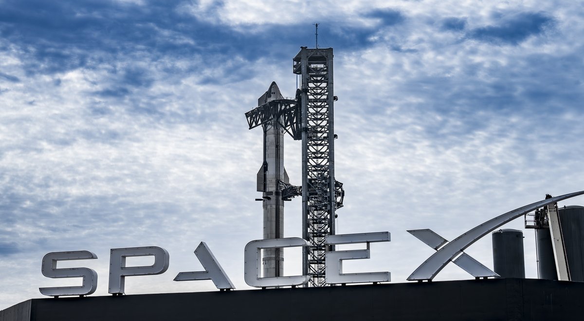 SpaceX의 네 번째 우주선 테스트가 6월로 연기됨 - IFT-4 부스터가 발사대로 배송됨